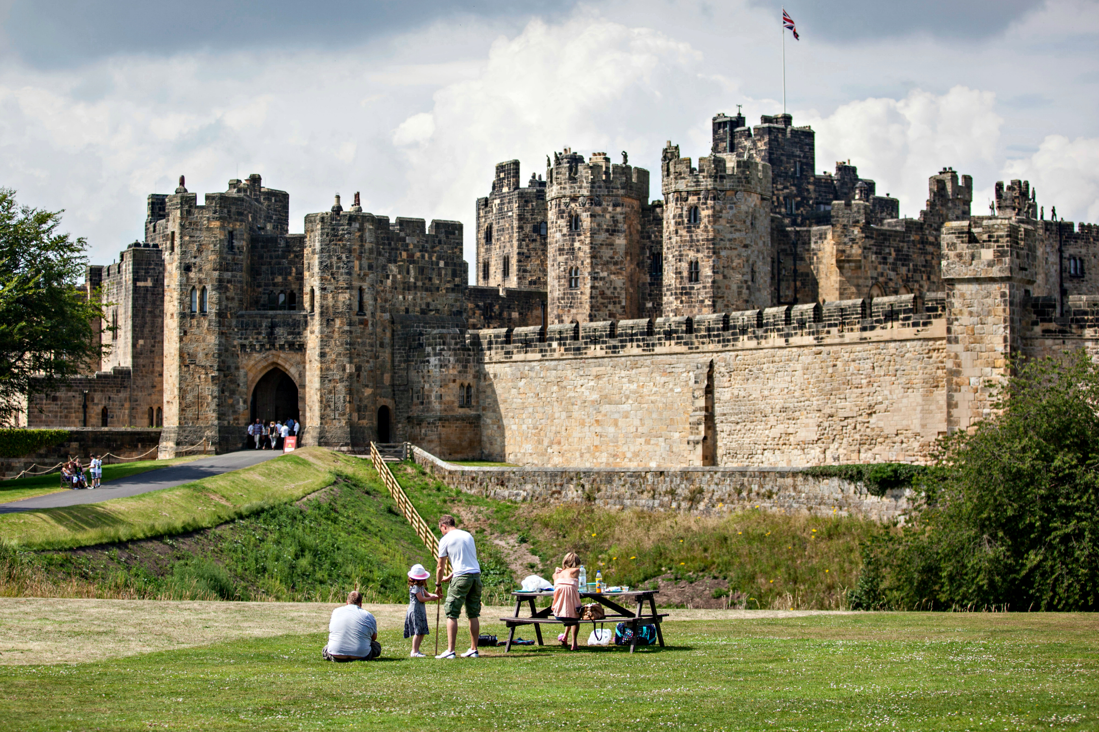 Many old castles used to have. Замок Алник Нортумберленд. Замок Алнвик Гарри Поттер. Замок Алник Шотландия. Алник Касл.